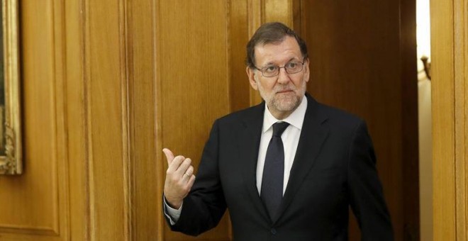 El presidente del Gobierno en funciones, Mariano Rajoy espera ser recibido por el rey Felipe VI, en la segunda jornada de su ronda de contactos para buscar candidato a la investidura. EFE/Chema Moya