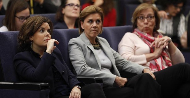 Soraya Sáenz de Santamaría (i), María Dolores de Cospedal (c), y la secretaria de Estado de Comunicación, Carmen Martínez Castro (d) escuchan la rueda de prensa de Mariano Rajoy en la Moncloa tras aceptar el encargo del rey. EFE/Javier Lizón