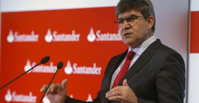 El consejero delegado del Banco Santander, José Antonio Álvarez, durante la rueda de prensa que ha ofrecido en la Ciudad Financiera del banco, tras la publicación de los resultados de la entidad de enero a septiembre. EFE/Paco Campos