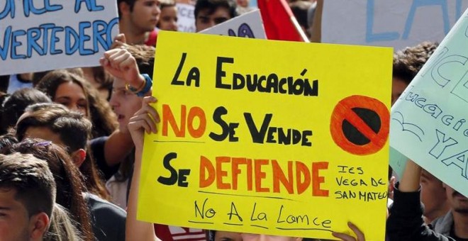 Protesta contra las reválidas en Las Palmas de Gran Canaria. EFE/Elvira Urquijo A.