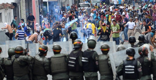 Manifestantes se enfrentan a la Policía en la ciudad de San Cristóbal. - REUTERS