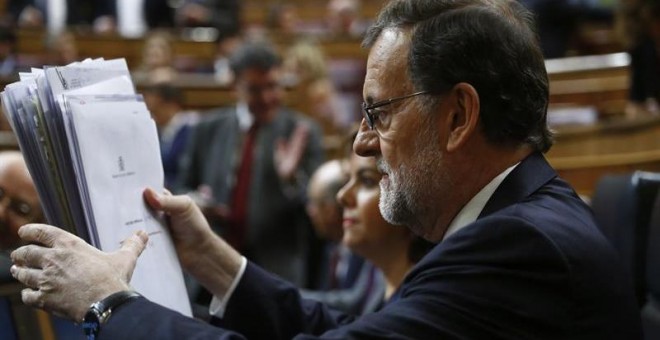 El presidente del Gobierno en funciones, Mariano Rajoy, en su escaño del hemiciclo del Congreso de los Diputados donde hoy se celebra la segunda jornada del debate de su investidura. EFE/Emilio Naranjo