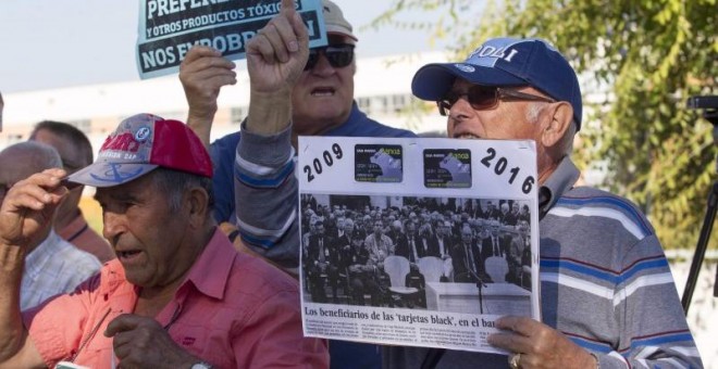 Afectados por las preferentes protestan ante la Audiencia Nacional, donde tiene lugar el juicio por la tarjetas black