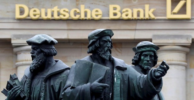 Una estatua frente al logo del banco alemán Deutsche Bank, Frankfurt. / REUTERS