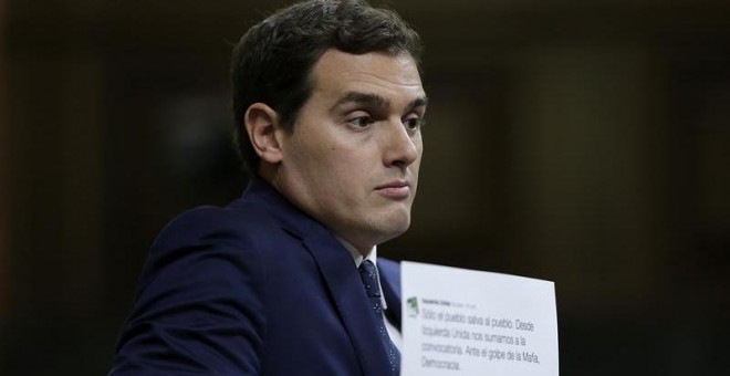 El presidente de Ciudadanos, Albert Rivera, durante su intervención en la segunda jornada del debate de la investidura del candidato del PP, Mariano Rajoy, que se celebra en el Congreso de los Diputados. EFE/Emilio Naranjo