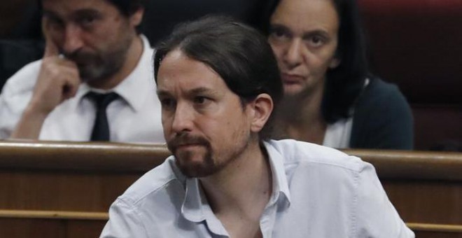 El líder de Podemos, Pablo Iglesias, durante la votación en la sesión de la tarde de la segunda jornada del debate de investidura del candidato del PP, Mariano Rajoy, hoy en el Congreso. / EFE