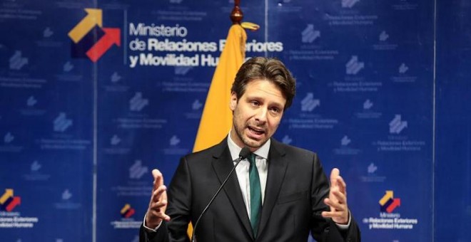 El canciller de Ecuador, Guillaume Long, durante una rueda de prensa en Quito (Ecuador) este lunes, sobre las negociaciones de paz entre el Gobierno colombiano y el grupo rebelde ELN, que estaban programadas para comenzar este jueves en la capital ecuator