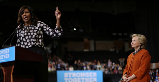 La candidata demócrata a la presidencia de Estados Unidos, Hillary Clinton, junto a la primera dama, Michelle Obama, en un acto de campaña. REUTERS/Carlos Barria