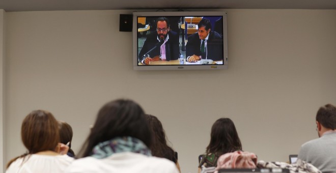 Imagen del monitor de la Audiencia Nacional en San Fernando de Henares con la declaración de Álvaro Pérez Alonso (i), el 'Bigotes', junto a su abogado, Javier Vasallo, en el macrojuicio por la trama Gürtel. EFE/Emilio Naranjo