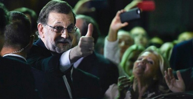 El líder del PP y presidente del Gobierno en funciones, Mariano Rajoy, a su salida del congreso tras ser investido hoy presidente del Gobierno por mayoría simple. / EFE