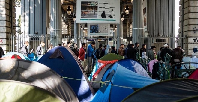 La presencia de tiendas de campaña entre las estaciones de metro de Stalingrad y Jaurès, en el norte de París, se ha multiplicado en los últimos días. - IGNACIO MARÍn