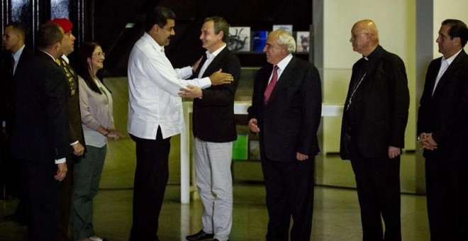 El presidente de Venezuela, Nicolás Maduro saluda al exmandatario español Jose Luis Zapatero, junto al secretario general de la Unión de Naciones Suramericanas (Unasur), Ernesto Samper, antes de la reunión entre oposición y Gobierno en Caracas (Venezuela)