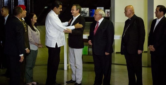 El presidente de Venezuela, Nicolás Maduro saluda al exmandatario español Jose Luis Zapatero, junto al secretario general de la Unión de Naciones Suramericanas (Unasur), Ernesto Samper, antes de la reunión entre oposición y Gobierno en Caracas (Venezuela)