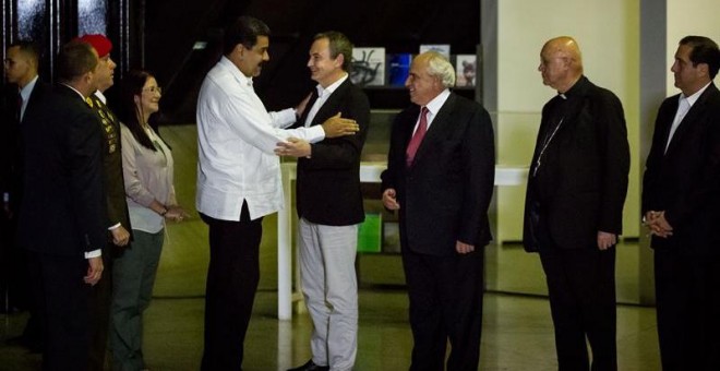 El presidente de Venezuela, Nicolás Maduro saluda al exmandatario español Jose Luis Zapatero, junto al secretario general de la Unión de Naciones Suramericanas (Unasur), Ernesto Samper, antes de la reunión entre oposición y Gobierno en Caracas (Venezuela)