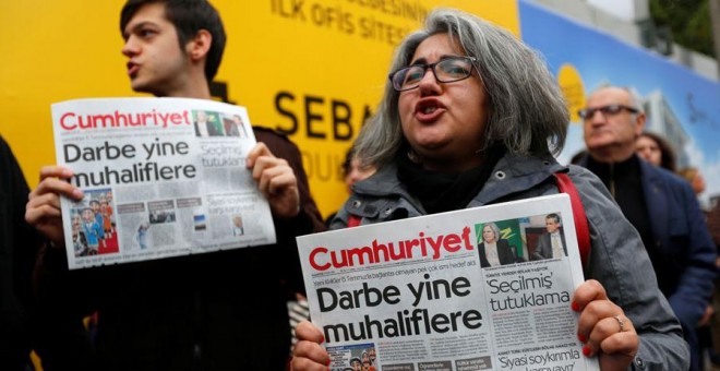 Varias personas apoyan al diario 'Cumhuriyet' frente a su sede en Estambul. REUTERS/Murad Sezer