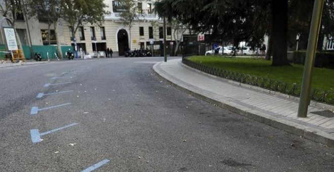 Plazas de aparcamiento vacías en una calle del centro de Madrid. EFE/Juan Carlos Hidalgo