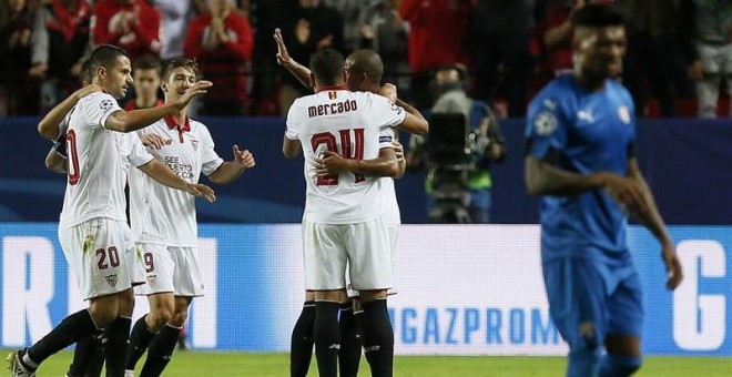 Los jugadores del Sevilla celebran el segundo gol del equipo andaluz ante el Dinamo de Zagreb. /EFE