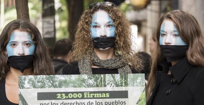 Activistas con el cartel de las 23.000 firmas recogidas / Amigos de la Tierra