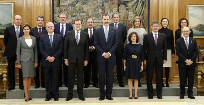 Los ministros del nuevo Gobierno posan junto al presidente Rajoy y al rey Felipe VI. /EFE