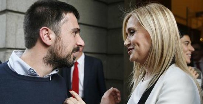 La presidenta de la Comunidad de Madrid, Cristina Cifuentes, conversa con el senador y diputado regional de Podemos Ramón Espinar, EFE