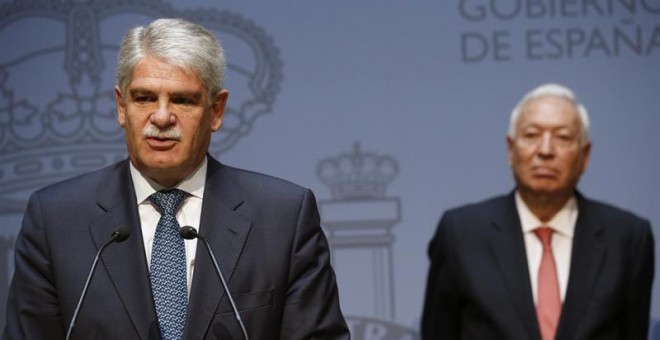 El ministro de Asuntos Exteriores y Cooperación, Alfonso Dastis (izda), junto a su antecesor en el cargo, José Manuel García-Margallo, durante el acto de toma de posesión celebrado en la sede del Palacio de Santa Cruz. EFE/Zipi