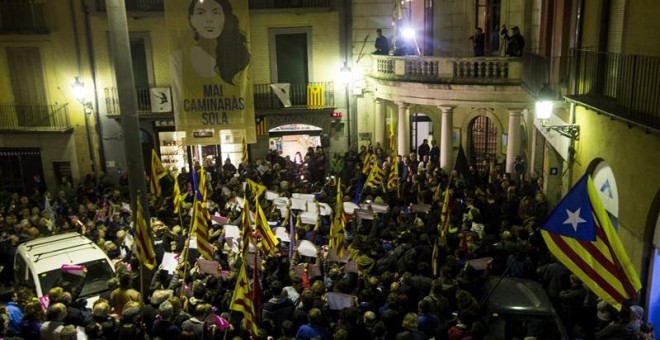 Una quincena de municipios catalanes han celebrado esta tarde concentraciones de ciudadanos en protesta por la detención de la alcaldesa de Berga, Montse Venturós./ EFE