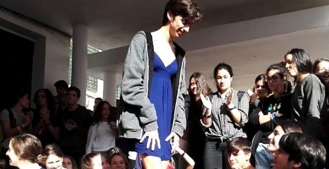 Alumnos durante una protesta en un instituto de Sevilla por la amenaza de un profesor de poner un parte a un alumno por llevar vestido / María Serrano