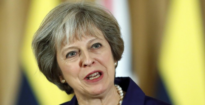 Britain's Prime Minister Theresa May and Colombia's President Juan Manuel Santos (not shown) speak to journalists after their bilateral meeting at 10 Downing Street in London, November 2, 2016. REUTERS