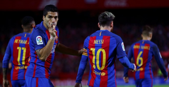 Luis Suárez celebra su gol contra el Sevilla.- REUTERS