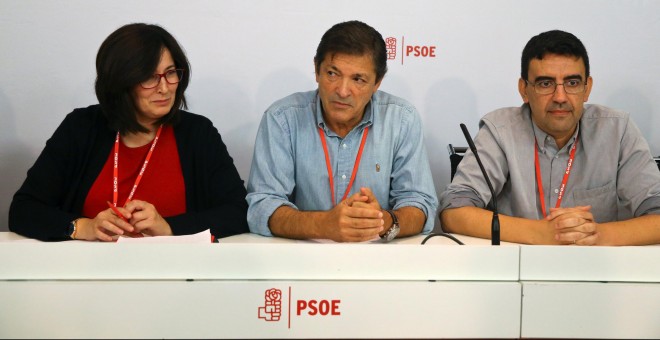 El presidente de la Comisión Gestora del PSOE, Javier Fernandez (c), su portavoz, Mario Jimenez (i), y otro de sus vocales, Ascension Godoy (d), en la reunión del Comité Federal del pasado 23 de octubre en la que se decidió la abstención en la investudira