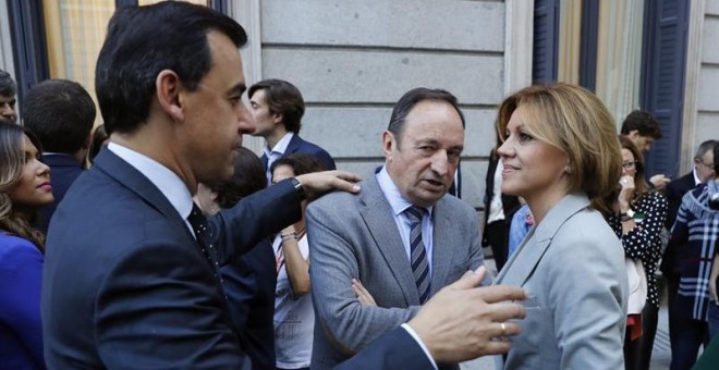 La secretaria general del PP, María Dolores Cospedal (d) conversa con vicesecretario de Organización y Electoral del PP, Fernando Martínez-Maillo (i) y el presidente del PP en La Rioja, Pedro María Sanz (c) a su llegada al Congreso.- EFE