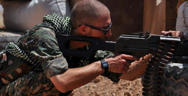 Un soldado extranjero sin identificar que apoya a las Unidades kurdas de Protección Popular (YPG) durante un combate a escasos 50 kilómetros de la ciudad de Raqqa. - AFP