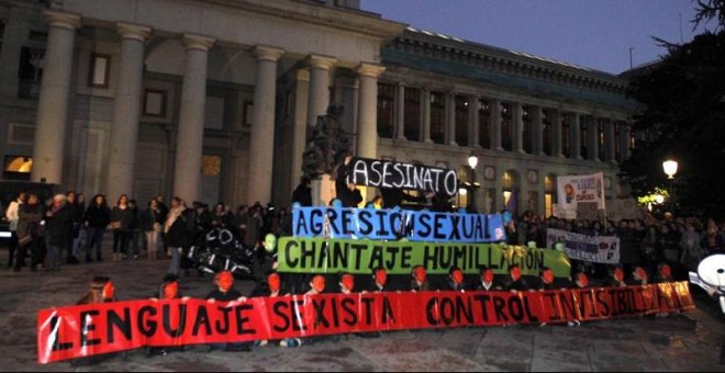 Pancartas contra la violencia machista durante el 7-N / EFE