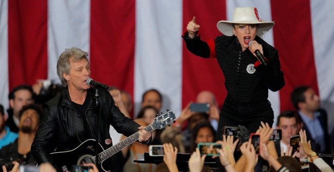 Jon Bon Jovi y Lady Gaga actúan durante el cierre de campaña de Hillary Clinton en la Universidad de Carolina del Norte en Raleigh. - REUTERS