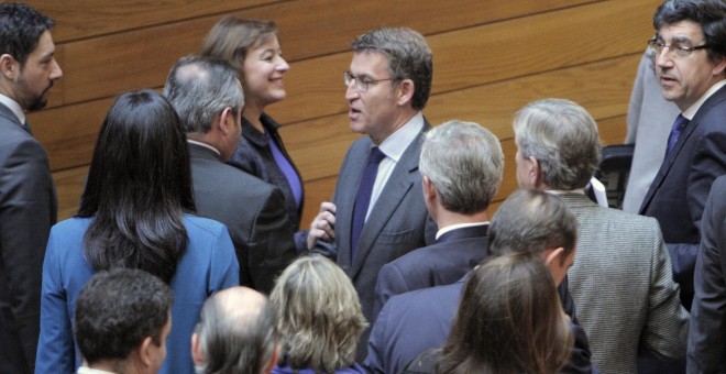 Alberto Núñez Feijóo recibe la felicitación de los diputados populares, tras pronunciar su discurso en la primera sesión del debate de investidura, en el que ha solicitado a la Cámara autonómica la confianza para ser investido de nuevo presidente tras ser