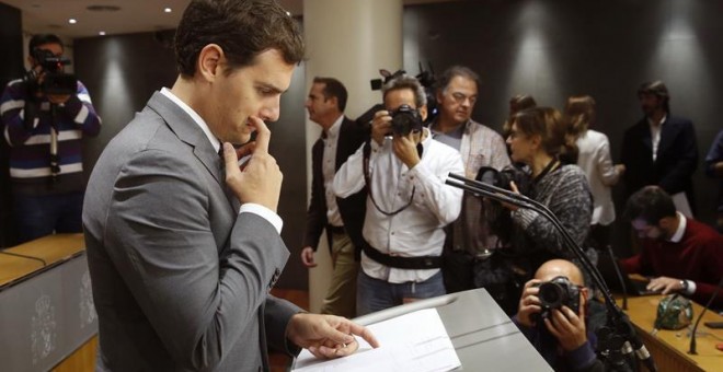 El presidente de Ciudadanos, Albert Rivera, durante la rueda de prensa que ha ofrecido hoy en el Congreso de los Diputados.  EFE/Kiko Huesca