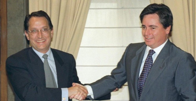 José María Aristrain (derecha) en una imagen de archivo de 1998 con el entoncres presidente de la Sepi, Pedro Ferreras. EFE