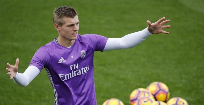 El centrocampista alemán del Real Madrid, Toni Kroos, durante el entrenamiento del equipo este sábado en Valdebebas, de cara al partido del domingo frente al Leganés. / EFE