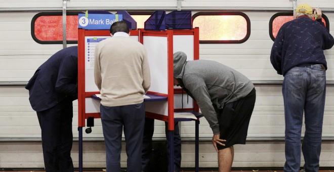 Varios votantes en un centro electoral en Arlington, Virginia. - REUTERS