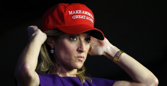 Una votante que apoya a Trump ajusta su gorra  durante la noche electoral en Nueva York, EEUU. / REUTERS