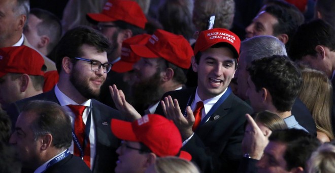 Votantes que apoyan a Donald Trump celebran su victoria en el estado de Carolina del Norte, Estados Unidos.  / REUTERS