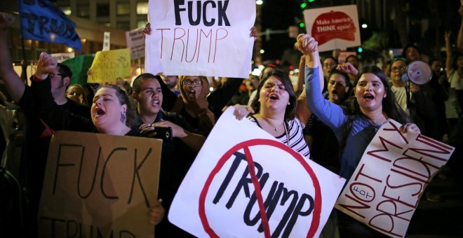 Un grupo de manifestantes se opone a Donald Trump en San Diego, California. REUTERS