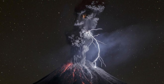El volcán de Colima, México, entra en erupción el 13 de diciembre y expulsa rocas, rayos y lava. - SERGIO TAPIRO / Tercer premio Fotografía Individuales WPF 2015 Naturaleza