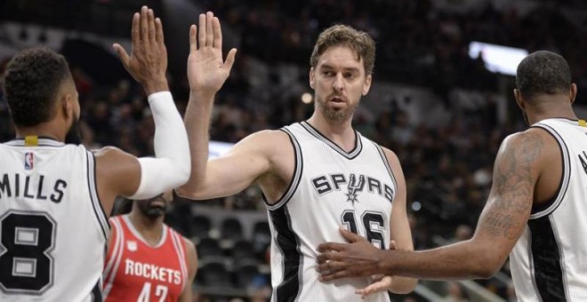 El pívot de los San Antonio Spurs Pau Gasol (c), celebra una canasta con sus compañeros, el australiano Patty Mills (i) y LaMarcus Aldridge (d). /EFE