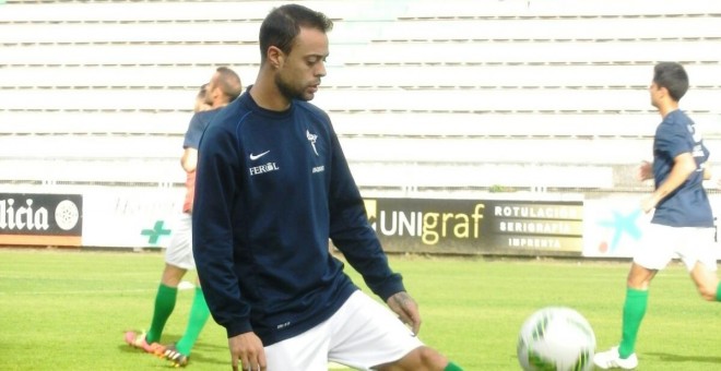 Dani Benítez calienta antes de un partido con el Racing de Ferrol. /RACING DE FERROL