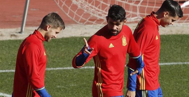 Los jugadores de la selección española de fútbol Nacho Monreal (i), Diego Costa (c) y Álvaro Morata. /EFE