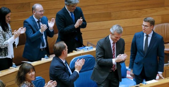 El presidente de la Xunta Alberto Núñez Feijóo (d) recibe el aplauso de su grupo tras su intervención en la segunda sesión del debate de su investidura, hoy en el Parlamento de Galicia, en Santiago de Compostela. EFE/Lavandeira jr