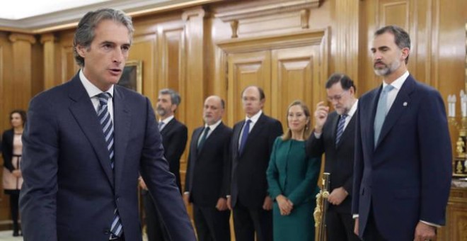 El nuevo ministro de Fomento, Iñigo de la Serna, jurando su cargo ante el Rey, el pasado viernes, en Zarzuela. Archivo EFE.