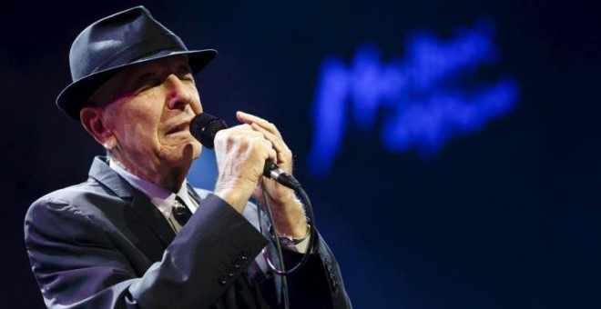 El cantante canadiense, Leonard Cohen, durante una actuación en 2013. REUTERS/Valentin Flauraud/Files