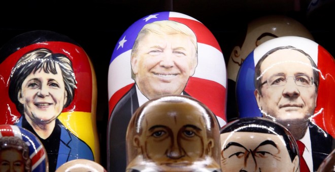 Matryoshkas pintadas con las caras de Angela Merkel, Donald Trump y François Hollande. / REUTERS